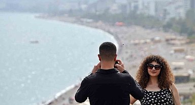 Antalya'da çöl tozunun etkisi azaldı, sahiller doldu