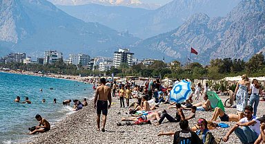 Antalya'da dünyaca ünlü sahilde bayramdaki yoğunluk yaz aylarını aratmadı
