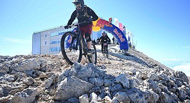 Antalya'da gökyüzünden denize pedal çevirdiler