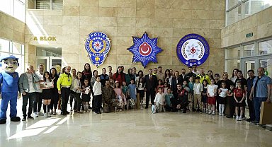 Antalya'da öğrenciler hayallerindeki polisi resme taşıdı