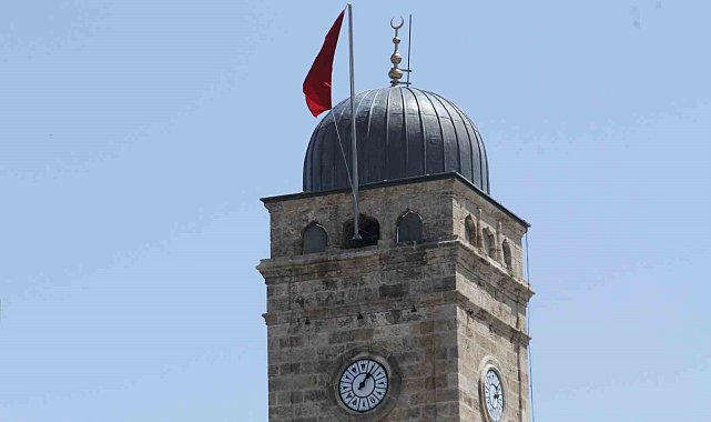 Antalya'da Saat Kulesi'ne dikilen bayrağa yapılan itiraza Vali Şahin son noktayı koydu