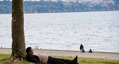 Antalya'da tatilcilere kapalı hava sürprizi, milyonları ağırlayan sahilde çok az sayıda kişi denize girdi