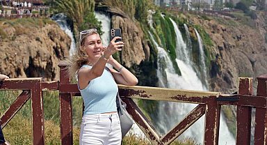 Antalya'nın yasak dinletmeyen cazibesi Düden Şelalesi, tatilci akınına uğradı