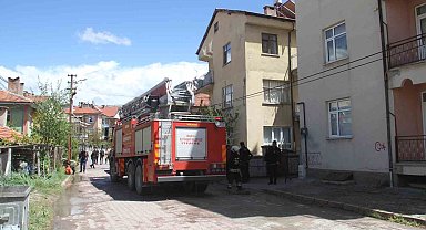 Apartmanın çatı katında yangın