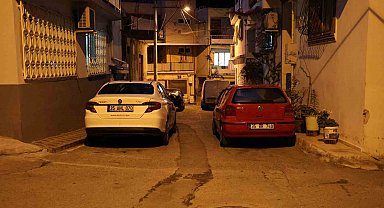 Araçlarını yola park ederek trafiğe kapatan sürücüler tepkiye neden oldu