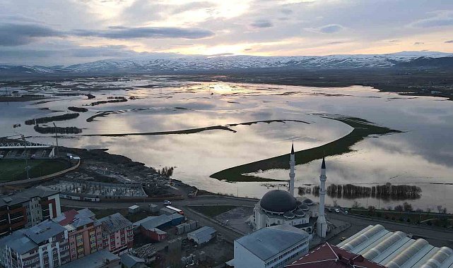 Ardahan'da nehir taştı, ova göle döndü