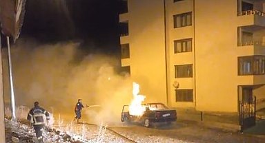 Ardahan'da park halindeki otomobil alev alev yandı