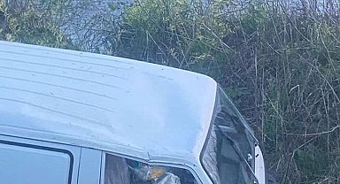 Arı kovanı yüklü minibüs kaza yaptı, kaza yerine kimse yaklaşamadı