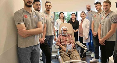 Arkaslı voleybolculardan onkoloji hastalarına ziyaret