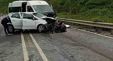 Arnavutköy'de minibüs ile otomobil kafa kafaya çarpıştı: 1 ölü, 7 yaralı