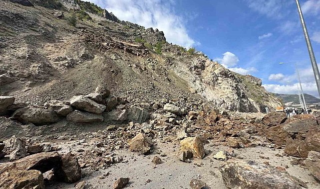 Artvin-Yusufeli karayolu heyelan nedeniyle ulaşıma kapandı
