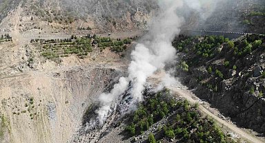Artvin'de gece başlayan çöp yangınına müdahale sürüyor