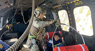 AS-532 Couger tipi helikopter, Antalya'daki kurtarma çalışmalarına destek sağlamaya devam ediyor