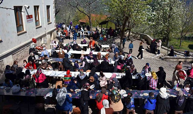 Asırlık gelenek: Gencinden yaşlısına herkes o kazanların başına geçti
