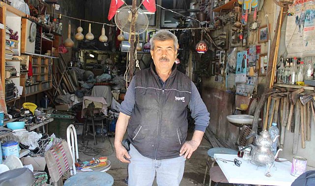 Ata miraslarını tamir edip sergiliyor, görenleri tarihte yolculuğa çıkarıyor