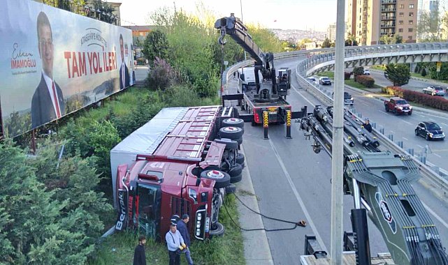 Ataşehir'de sebze yüklü kamyon virajı alamayarak yan yattı