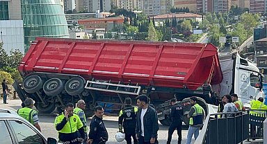 Ataşehir'de tır yan yattı, cadde trafiğe kapatıldı