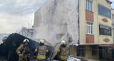 Avcılar'da araç garajındaki yangın binanın cephesine sıçradı