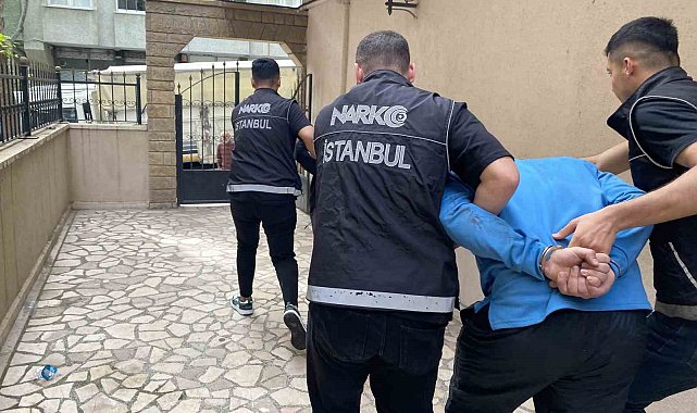 Avcılar'da zehir tacirleri, polisin geldiğini görünce evdeki uyuşturucuları ateşe verdi