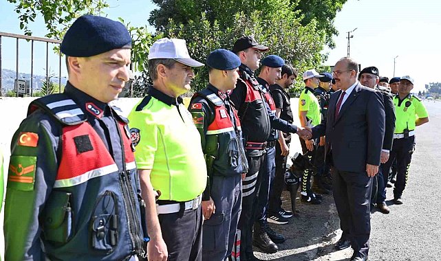 Aydın Valisi Canbolat, emniyet ve jandarma personeliyle bayramlaştı