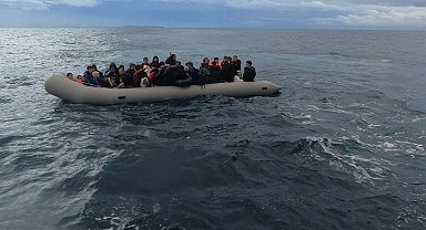 Ayvalık açıklarında 56 düzensiz göçmen yakalandı
