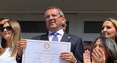 Ayvalık Belediye Başkanı Mesut Ergin mazbatasını aldı
