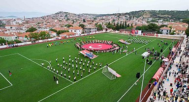 Ayvalık'ta minik yüreklerin 23 Nisan coşkusu
