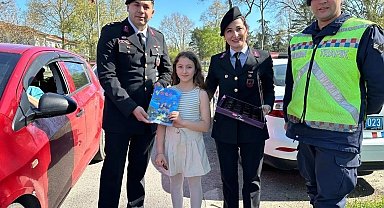 Babaeski'de jandarma ekiplerinden sürücülere şeker ikramı