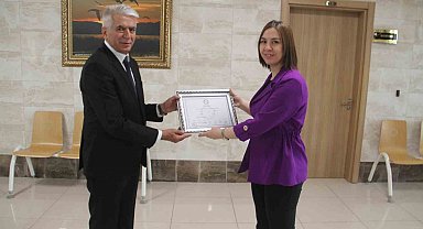 Bağımsız adaylar içinde en yüksek oy oranıyla seçilen başkan mazbatasını aldı