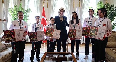 Bakan Göktaş, milli sporculara verdiği 'ziyaret' sözünü yerine getirdi