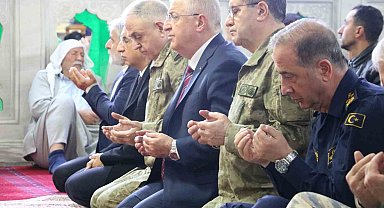 Bakan Güler bayram namazını Balıklıgöl'de kıldı