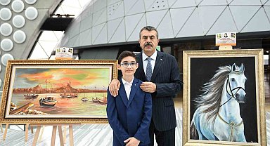 Bakan Tekin şehit polis memuru Hüseyin Gül'ün oğlu Talha'nın sergisini ziyaret etti