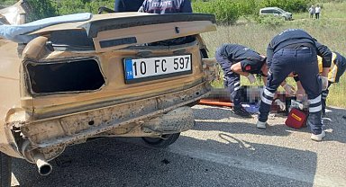 Balıkesir'de otomobil ile kamyon çarpıştı: 2 ölü, 1 yaralı