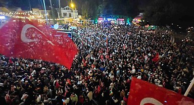 Balkon konuşması yapan Böcek: "Antalya'da rekor kırmaya devam edeceğiz"
