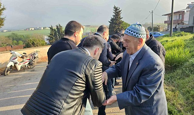 Bandırma'da bayram namazı sonrası mezarlıkta bayramlaşma