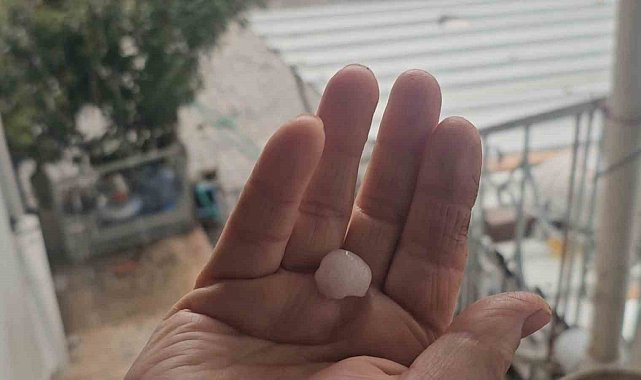 Bandırma'da şiddetli rüzgar ve dolu yağışı etkili oldu