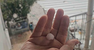 Bandırma'da şiddetli rüzgar ve dolu yağışı etkili oldu