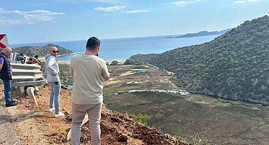 Bariyerlere çarpan kamyon 50 metrelik uçurumdan yuvarlandı: 1 ölü
