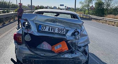 Bariyerlere çarpan otomobilin sürücüsü yaralandı