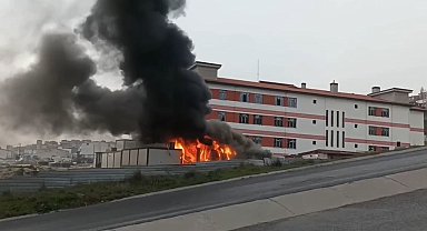 Başakşehir'de okul inşaatı bahçesindeki işçi konteynırı alev alev yandı