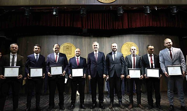 Başkan Alper Taban mazbatasını aldı
