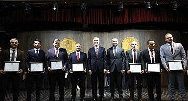 Başkan Alper Taban mazbatasını aldı