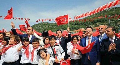 Başkan Aras 23 Nisan'da koltuğu çocuklara devretti