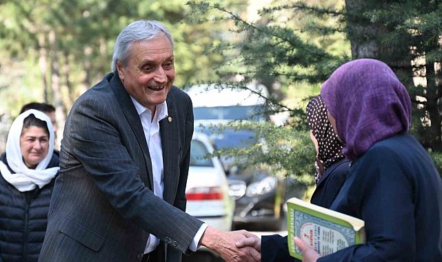 Başkan Bakkalcıoğlu, mezarlık ziyaretine gelen hemşehrilerinin bayramını kutladı