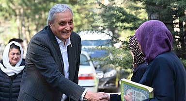 Başkan Bakkalcıoğlu, mezarlık ziyaretine gelen hemşehrilerinin bayramını kutladı
