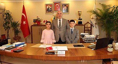 Başkan Bıyık koltuğunu çocuklara bıraktı
