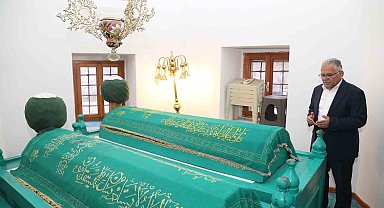 Başkan Büyükkılıç, esnafla buluştu, Şeyh İbrahim Tennuri Hazretleri'nin türbesini ziyaret etti