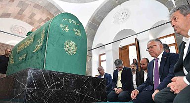 Başkan Büyükkılıç mazbatayı aldı; Seyyid Burhaneddin Hazretleri Türbesi'ni ziyaret etti