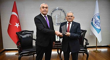 Başkan Büyükkılıç'a eğitimcilerden teşekkür plaketi