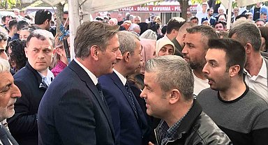 Başkan Candal vatandaşlarla ilçe meydanında bayramlaştı